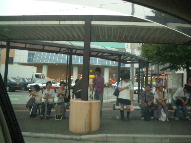 Yokohama Kamoi Station Bus stop by pyoipyoi