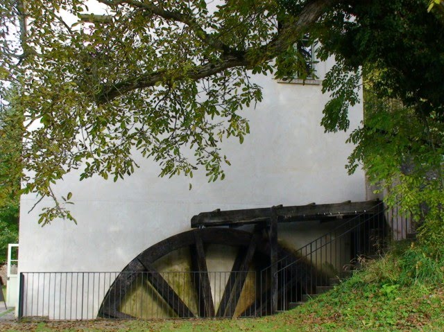 La roue à aubes du moulin Russon by geneviève herichi