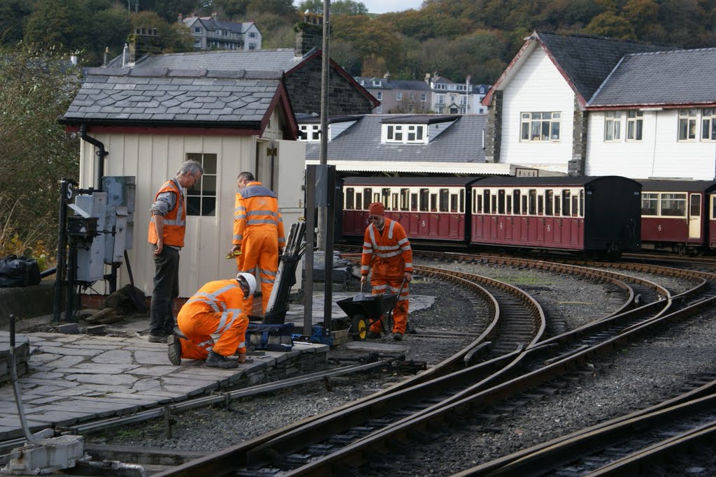 Working for nowt. Porthmadog by John Mulder