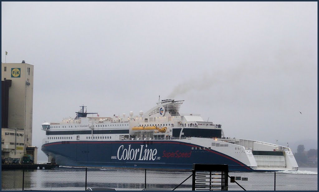 Blick auf die ColorLine SuperSpeed 1 im Hafen von Kristiansand, August 2009 by Dan-Fan