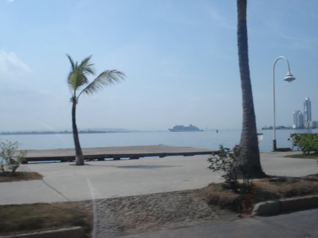 Crucero entrando a la bahia de Cartagena by Juan José González V…