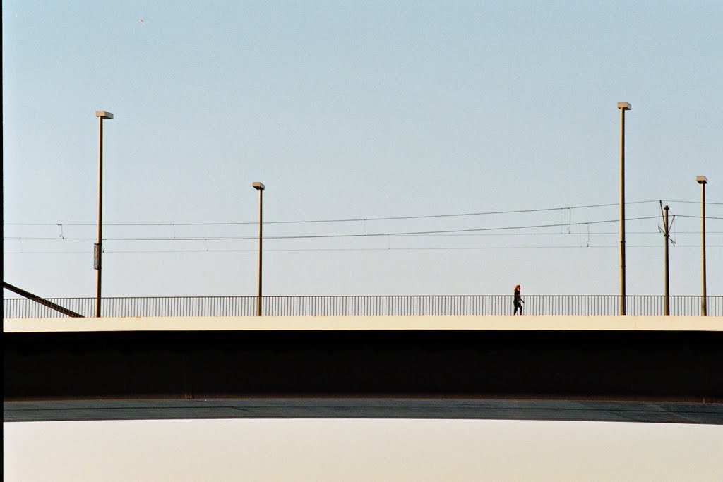 Mensch auf Brücke by Hausmaus