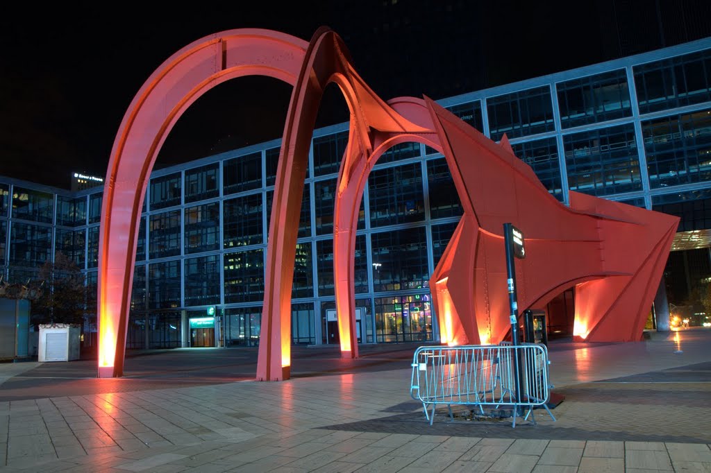 Red spider (L'araignée rouge - Place de La Défense) by crocsi