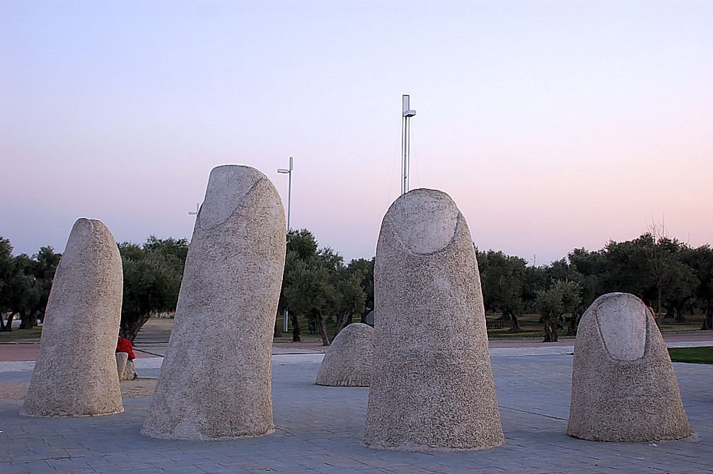 MADRID PARQUE JUAN CARLOS I ESCULTURA DE LOS DEDOS by JAVIER MARTIN ESPART…