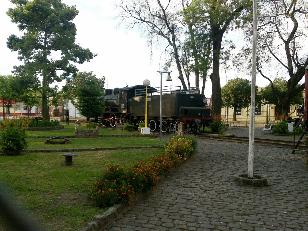 Vieja locomotora en la estación. by Víctor Osvaldo Lozow…