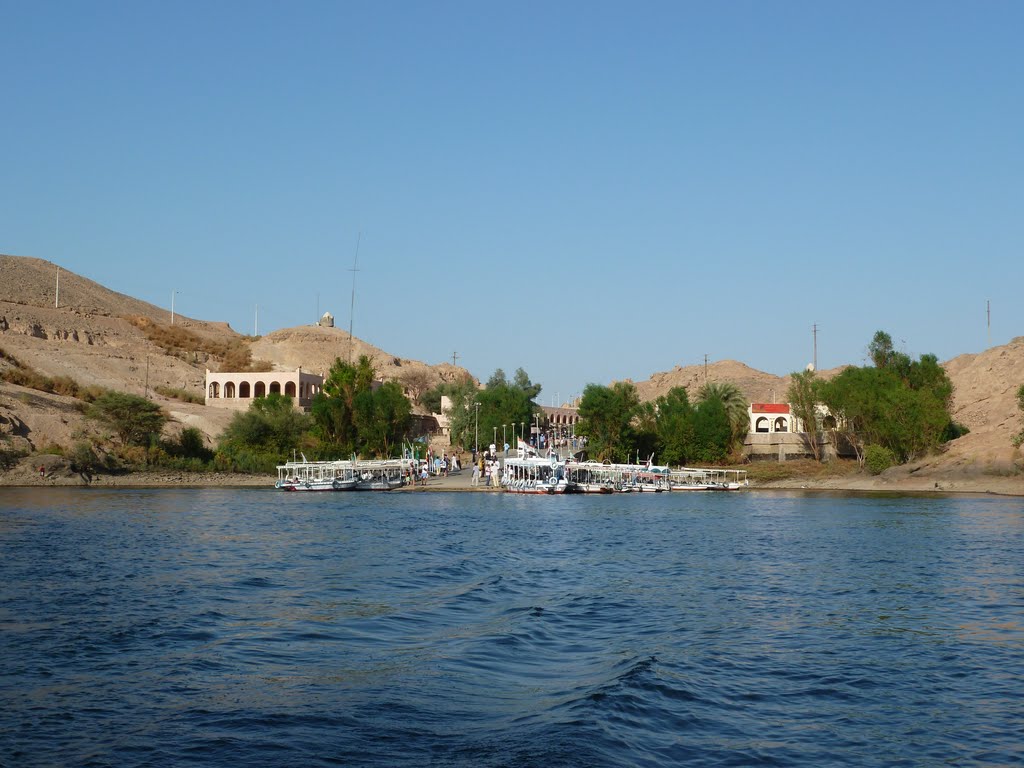 On boat ride to Philae temple by lynetter