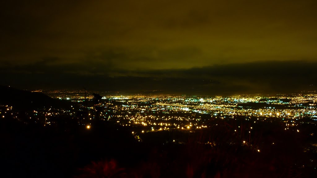 Oeste del valle central, de noche, visto desde San Antonio de Escazú by CRvisor