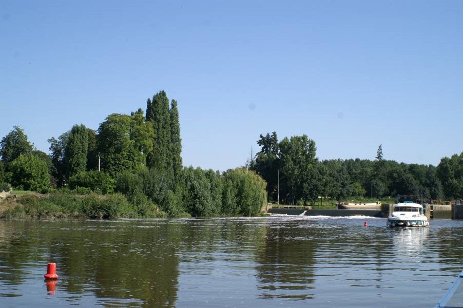 Below the lock and weir, Cheffes by falconer Dave Long