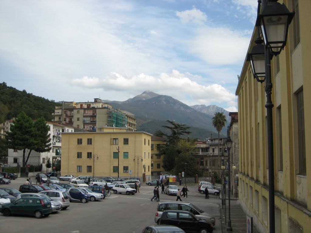 01-11-10 - Mercato San Severino, Piazza Ettore Imperio, sullo sfondo il Monte San Michele by Arciere82