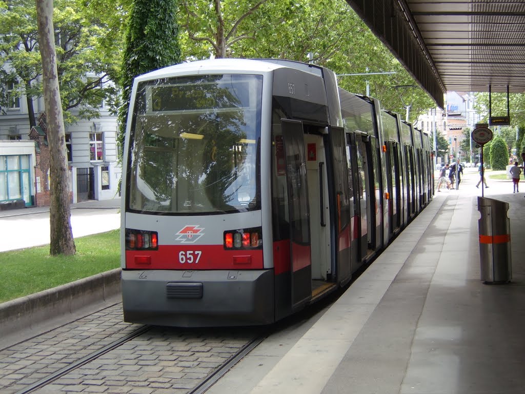 Villamos a Westbahnhof-nál / Tram by Westbahnhof by Kákonyi Lajos