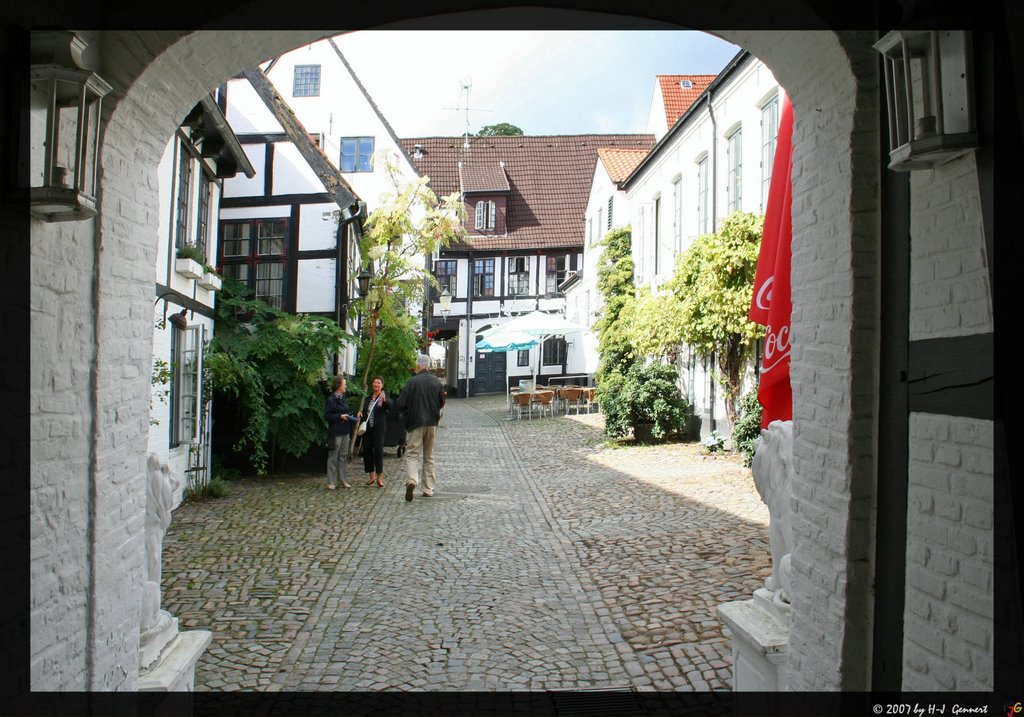 Flensburg, Hof an der Grossen Strasse, Aug 2007 by hgennert