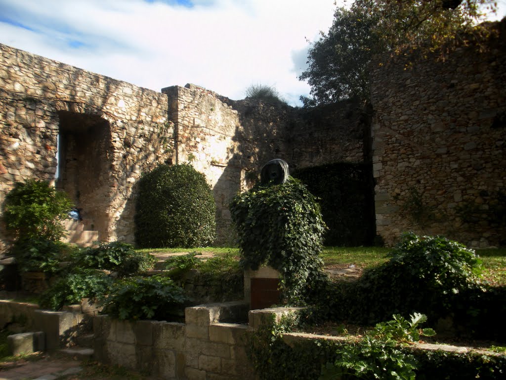 Girona, Cementiri Medieval. El Crit de la Bruixa by joanloam