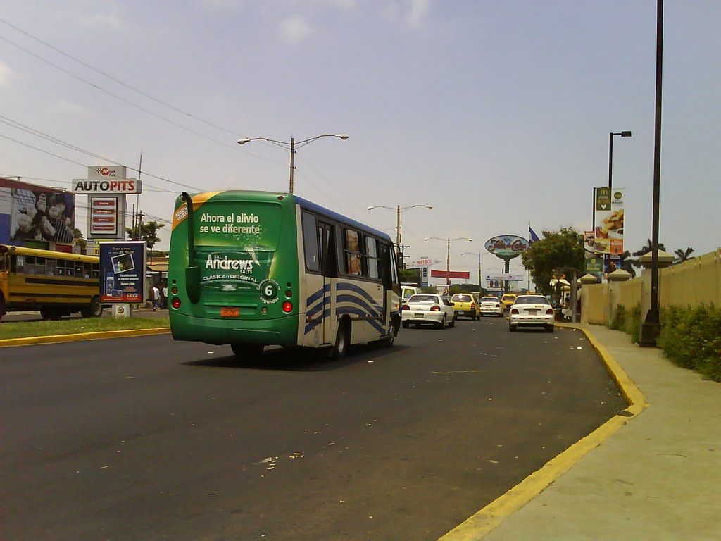 Costado Oeste Metrocentro by Milton Urbina