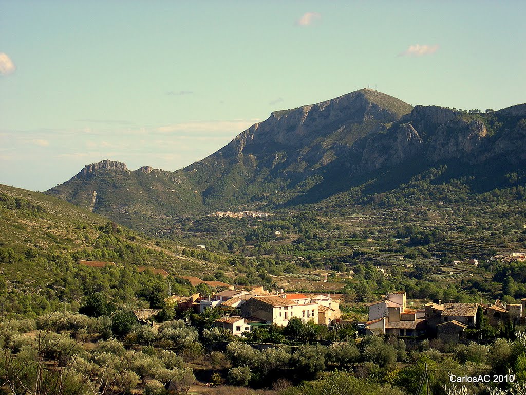 La Carroja con Benirrama en la lejania entre el Castell de Gallinera y El Miserat (756 m.) by Carlos Aguilar