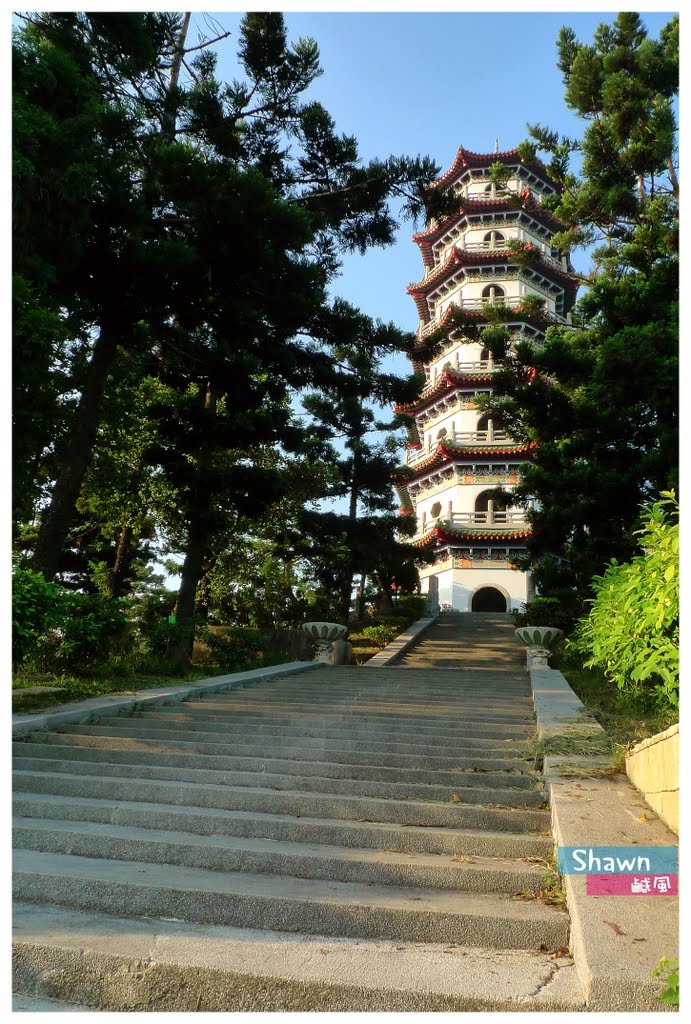 Steps to the vertical_高雄縣鳥松鄉澄清湖中興塔 by Tsai Shawn