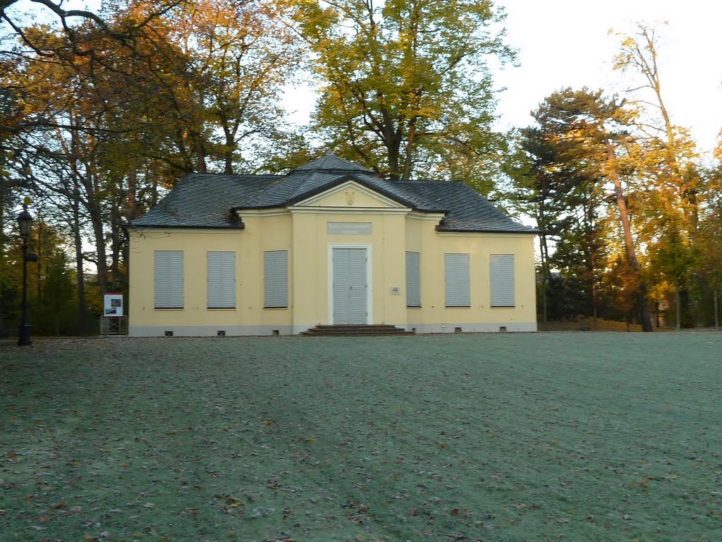 Schlosspavillon Am westlichen Rand des Parks entstand 1727 unter Leitung des bayerischen Hofbaumeisters Francois de Cuvillies der Schlosspavillon.Heute befindet sich in dem Gebäude eine Galerie by maria42