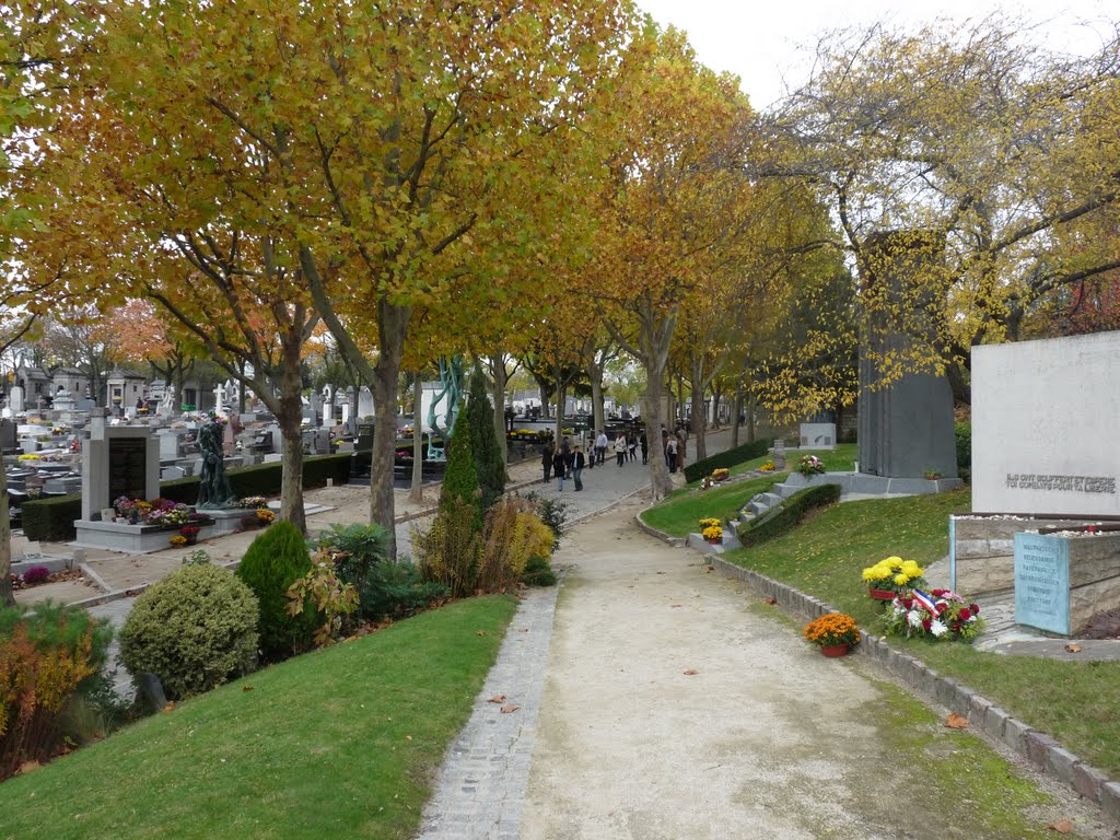 Vue depuis le bout du cimetière du Père Lachaise - PARIS 20EME - Ile de France - France by Senlis