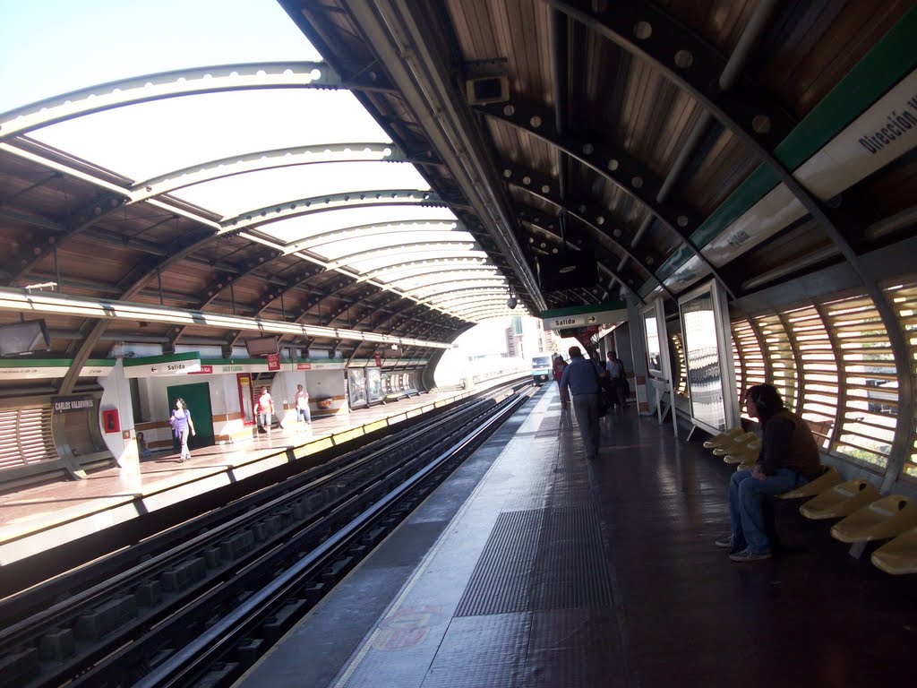 Estación Carlos Valdovinos. San Joaquín Santiago (Estación ruta roja) by Ignacio Paredes