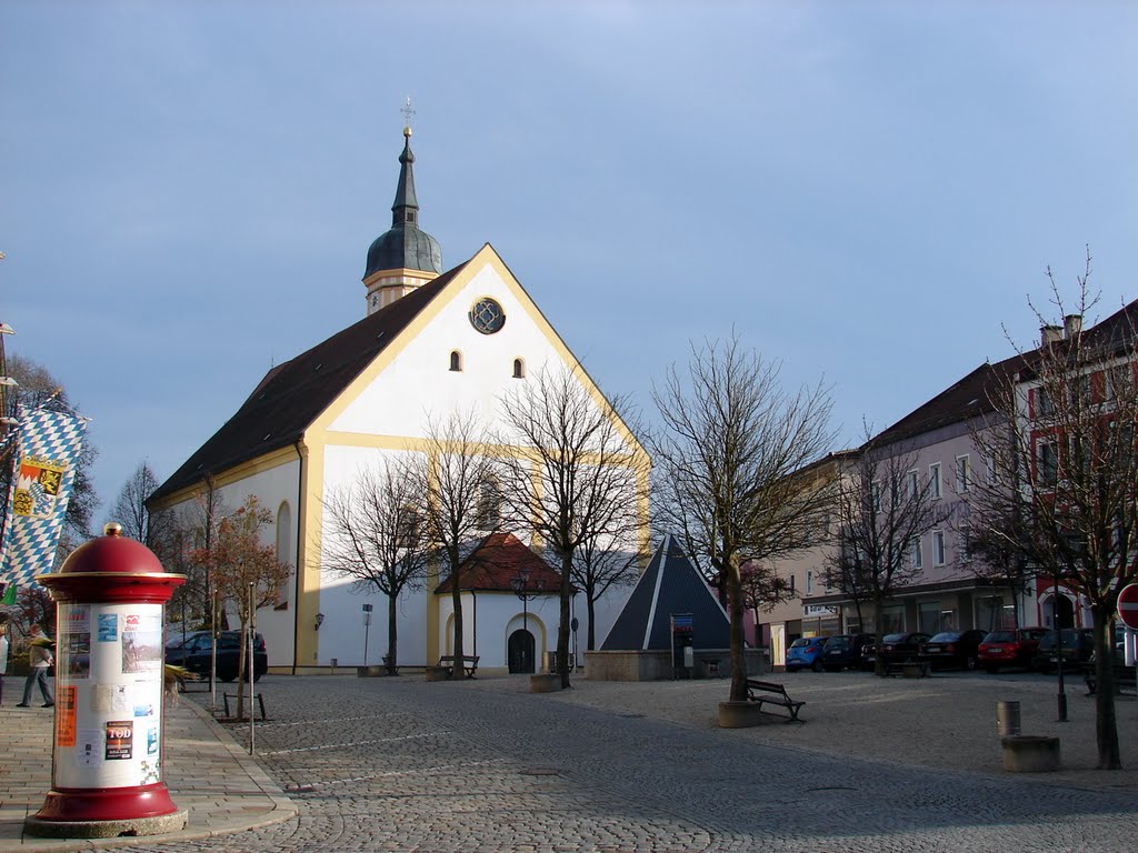 Stadtplatz mit Stadtpfarrkirche St. Augustinus by harald helmlechner