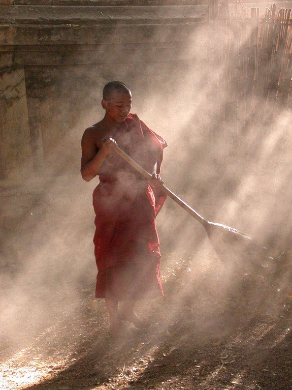 Monk in Bagan by www.koeves.mynetcolo…