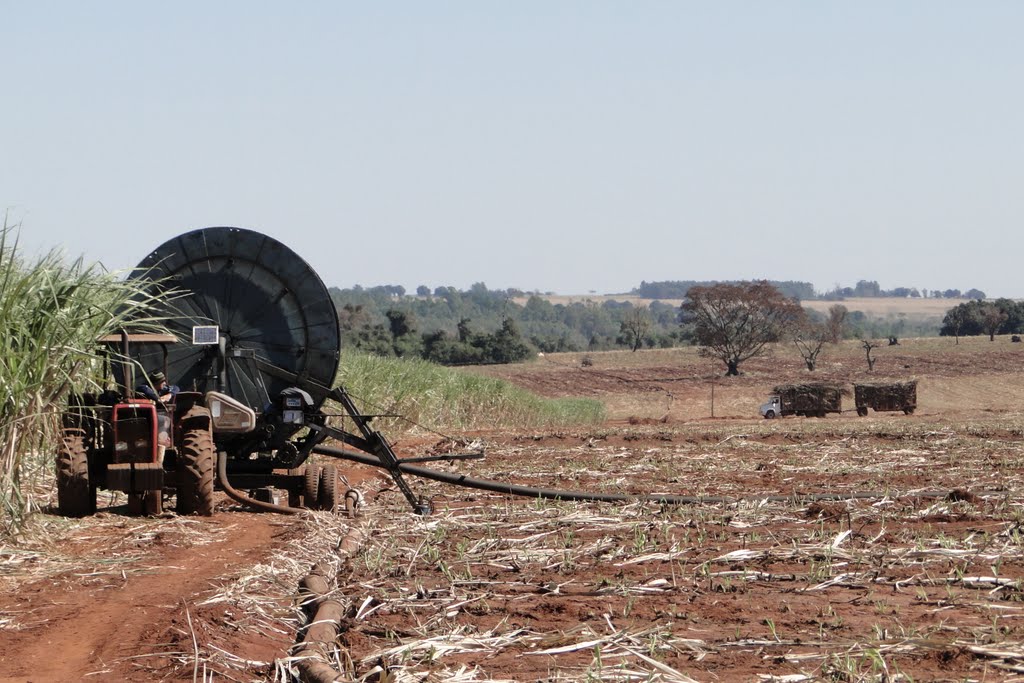 Irrigação de vinhoto na lavoura de cana de açúcar - Vicentina - Mato Grosso do Sul - Brasil by Paulo Yuji Takarada