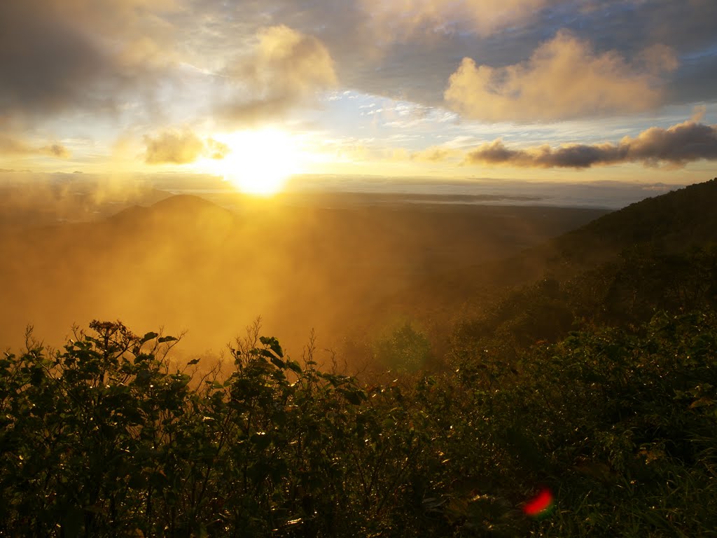 狩勝峠の夜明け Sunrise glow of Karikachi pass by GRABUCHO