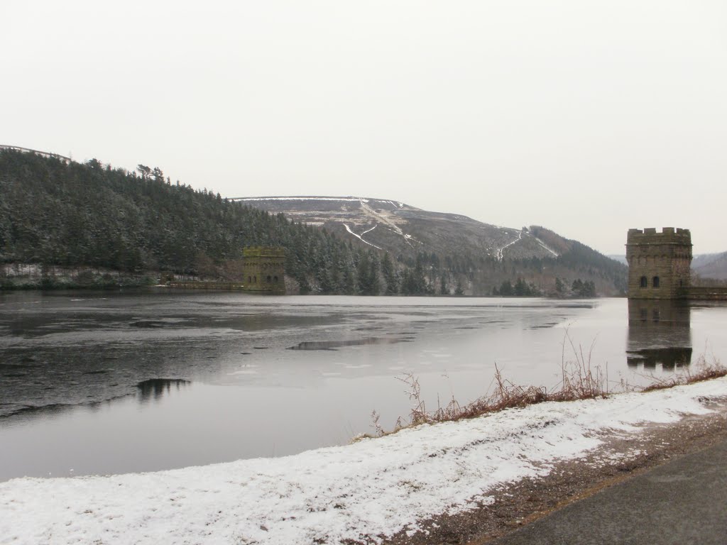 Derwent reservoir in snow by minosbeauty