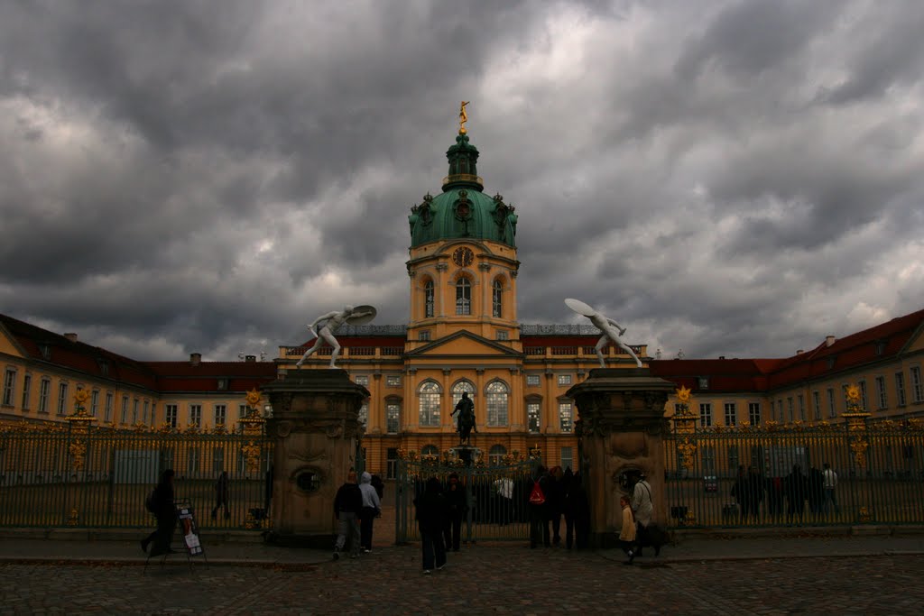 Dunkle Wolken über Charlottenburg by ko hummel