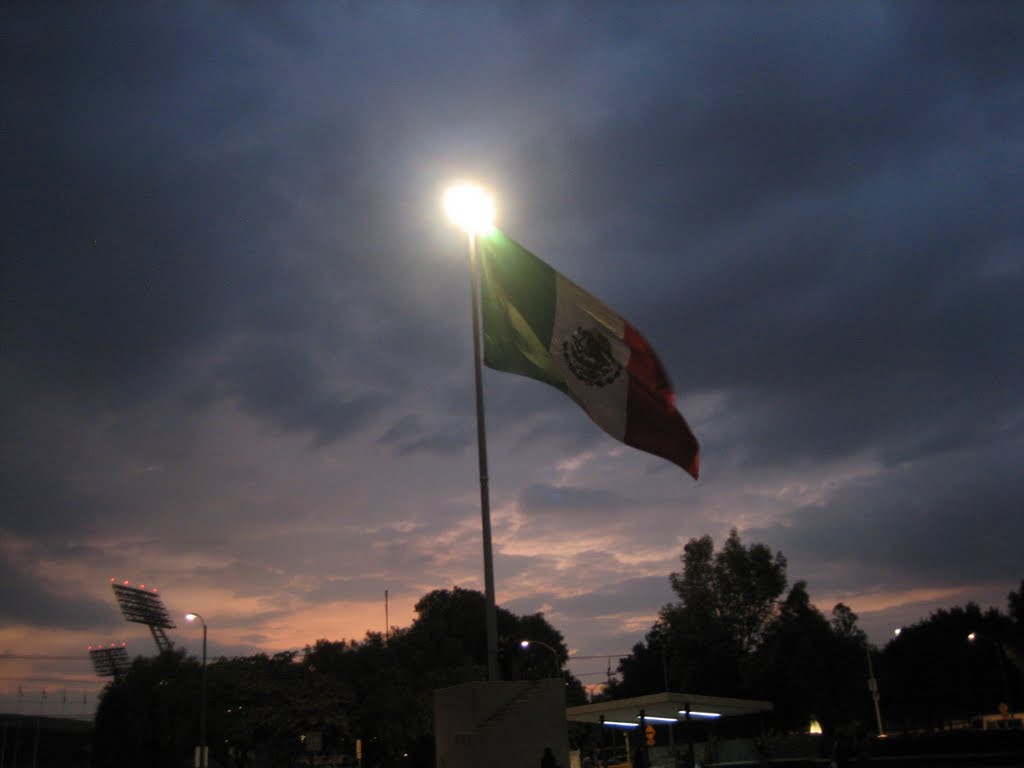 Bandera de México en Ciudad Universitaria by yoyoclau