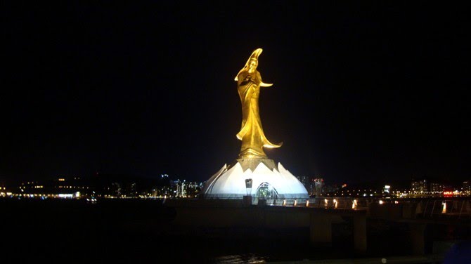 Statue of Guan Yin by gr84all