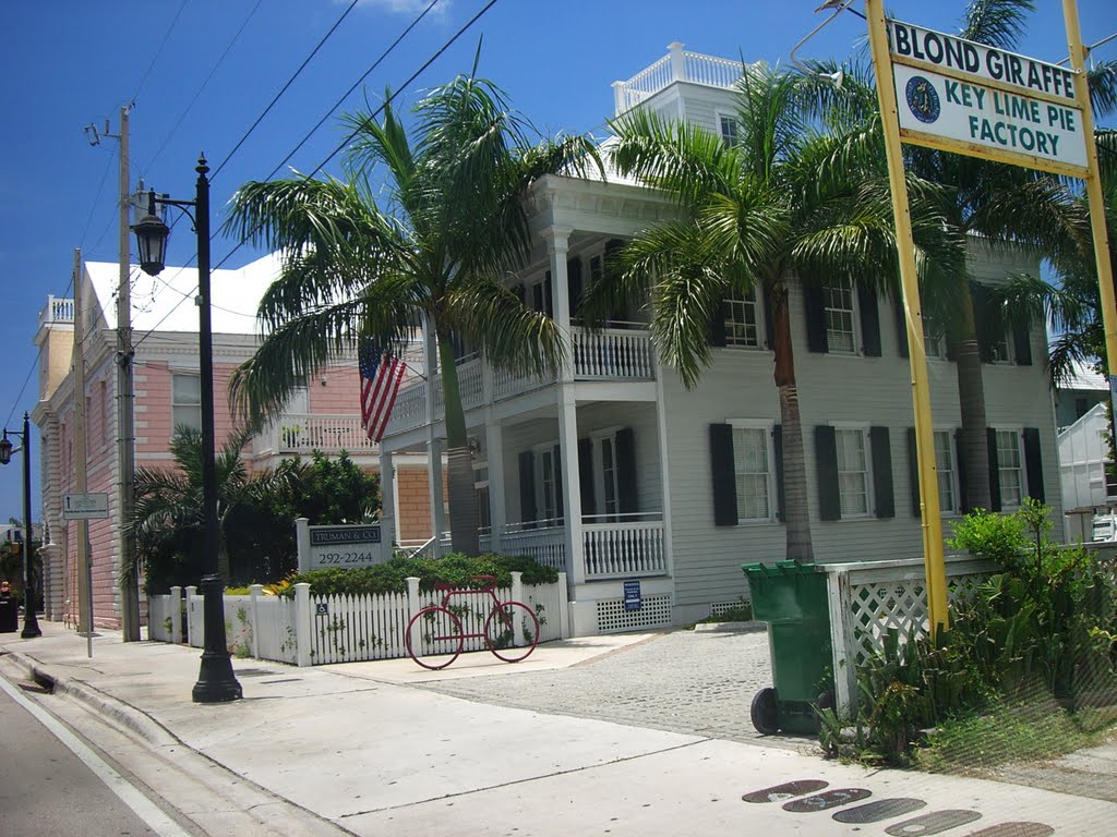 Key West, Truman Ave. by Roberto Lam