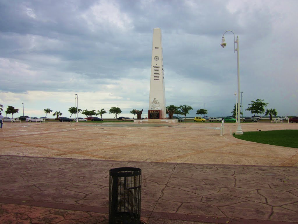 Obelisco y explanada, Chetumal, Q. Roo. by holachetumal