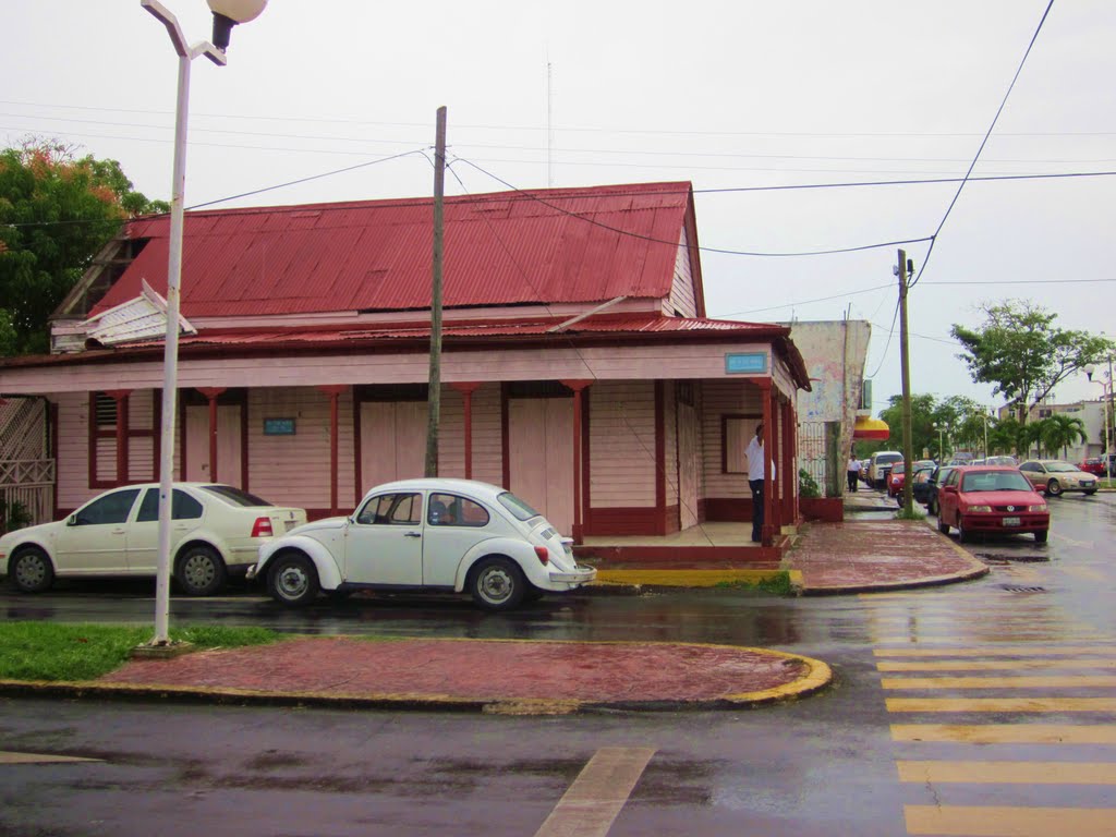 Casona de madera en Av. Ochoa de Merino y 5 de Mayo. by holachetumal