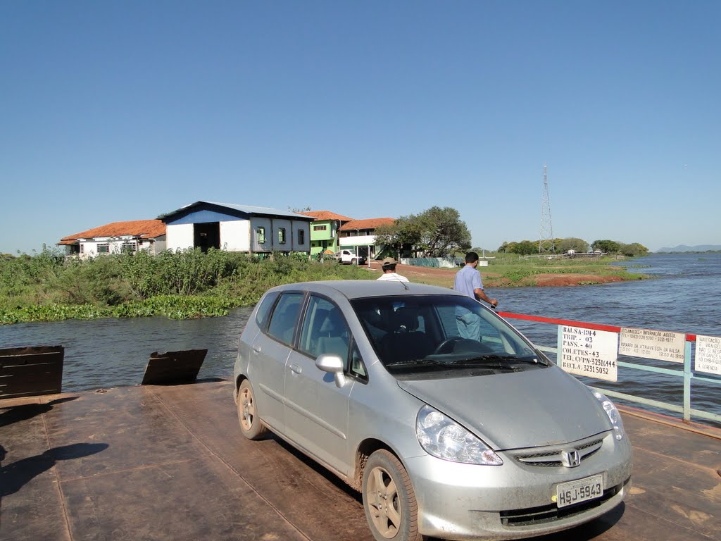 As casas típicas nas margens do Rio Paraguai vistas durante a travessia de balsa no Porto de Manga no Pantanal - Corumbá - Mato Grosso do Sul - Brasil - Veja mais fotos no www.panoramio.com/user505354 by Paulo Yuji Takarada