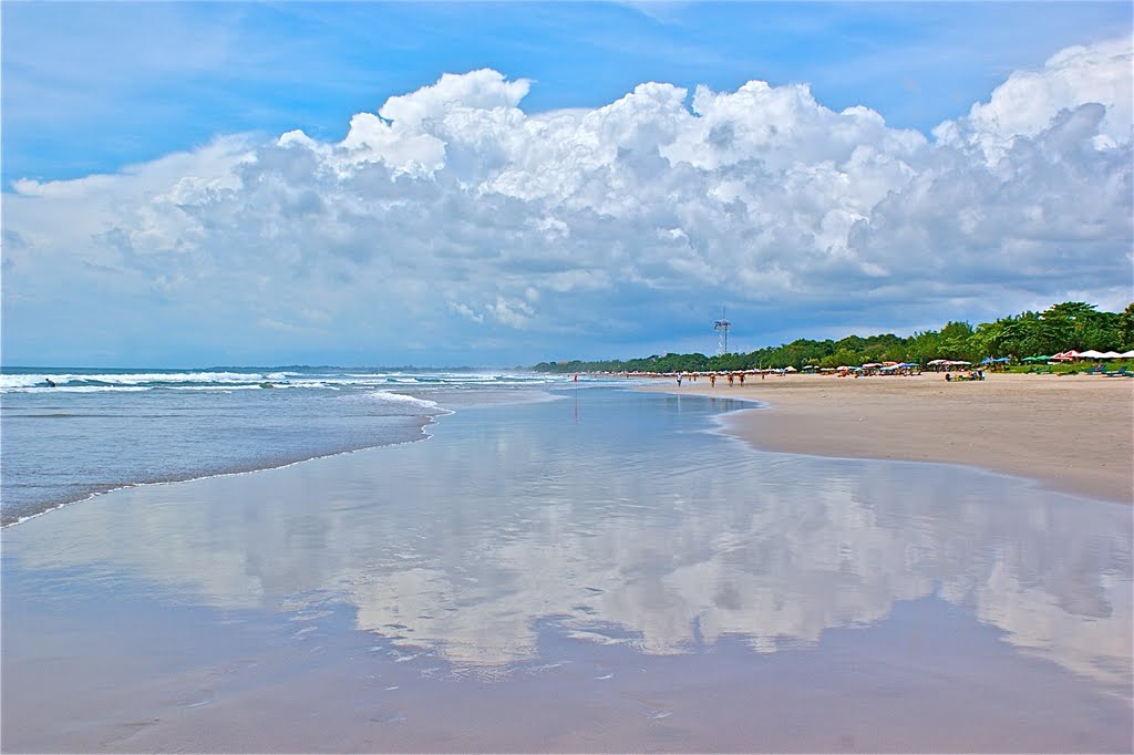 Kuta Beach 22 by Simon Potter