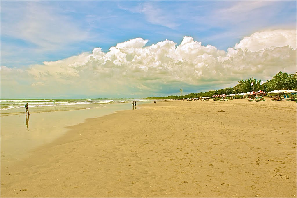 Kuta Beach 25 by Simon Potter