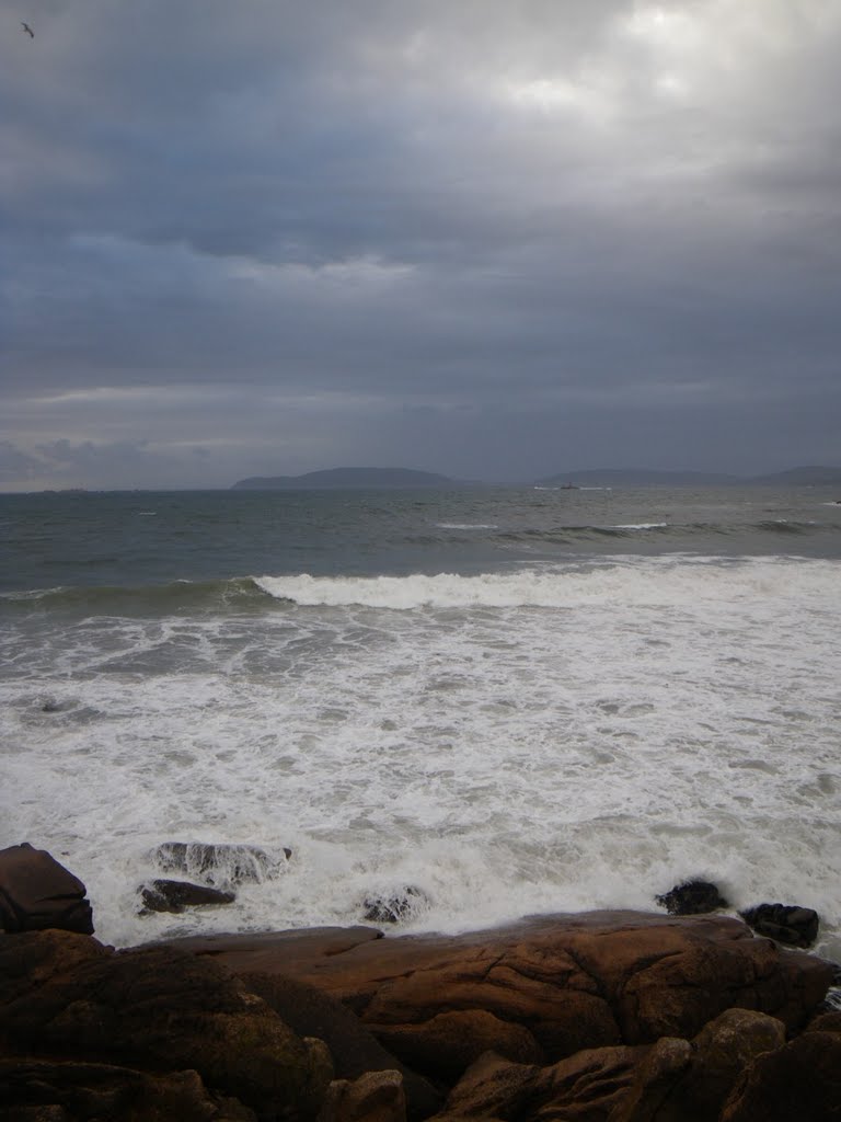 Costa turbulenta. Finisterre en el horizonte by edoarado