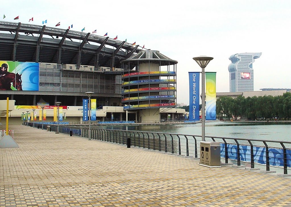 北京 前景-國家奧林匹克中心體育館 遠景-盤古大觀 by Percy Tai  漆園童