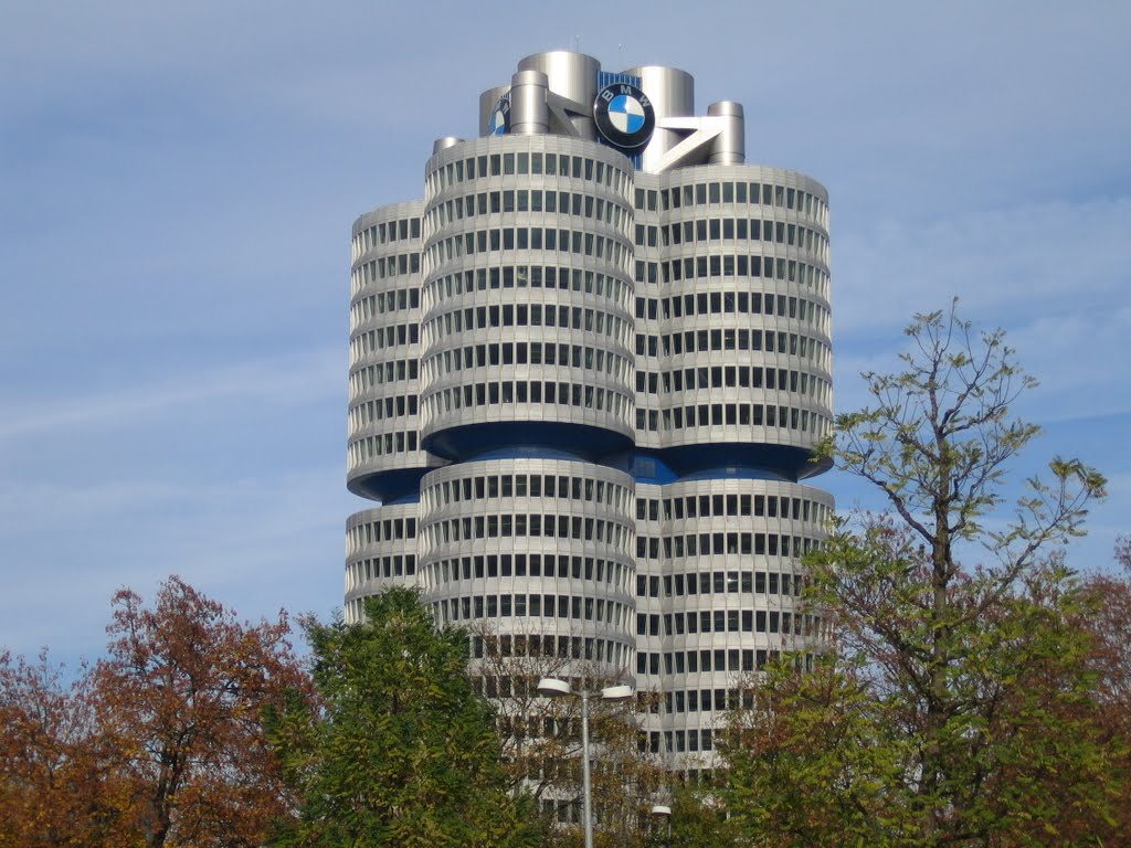 Das BMW Hochhaus in München by gertrud