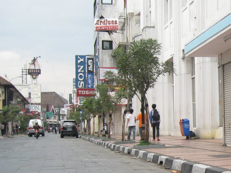 Walk at Braga Street by Rein Purwa Sukmaward…