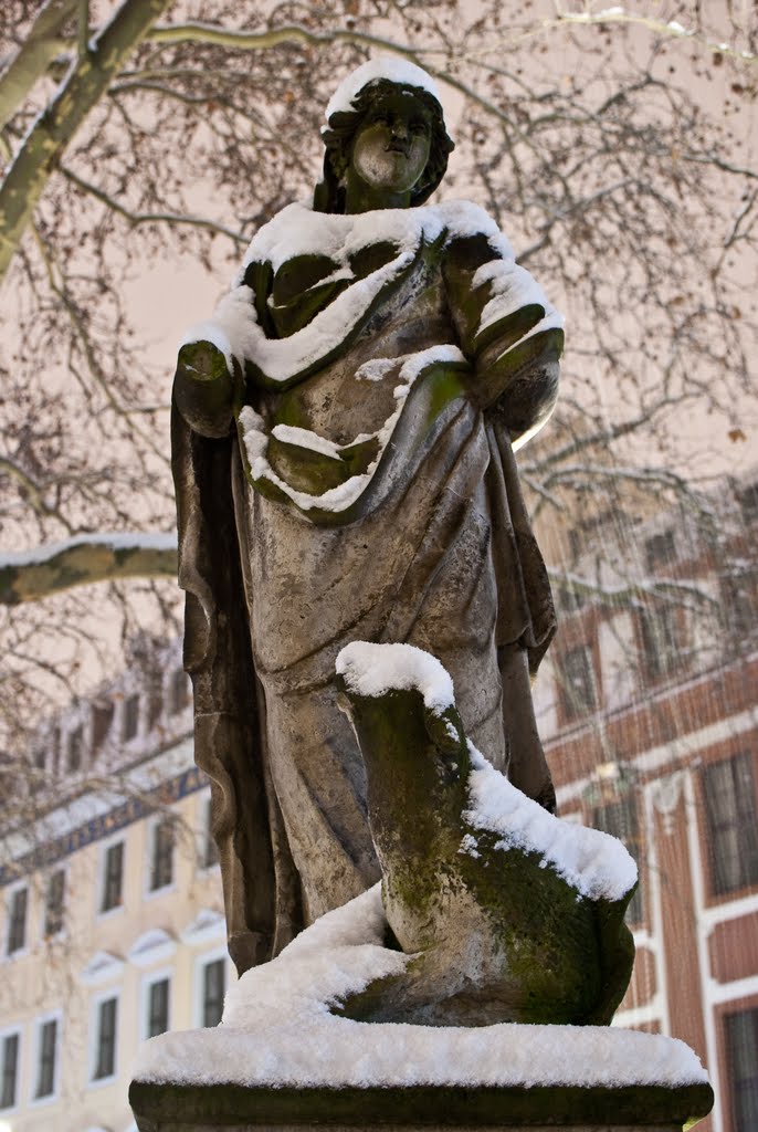 Statue auf der Hauptstrasse im Schnee by Stefan Bauckmeier