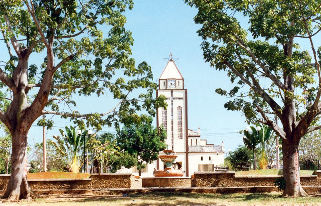 Vista de la iglesia desde el desembarcadero sobre el Brazo de Loba by alejandrino tobon