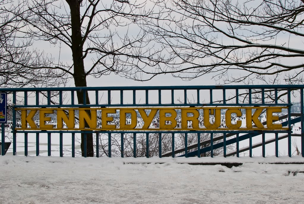 Kennedybruecke mit Blick auf das Winter Alstervergnügen 2010 by Stefan Bauckmeier