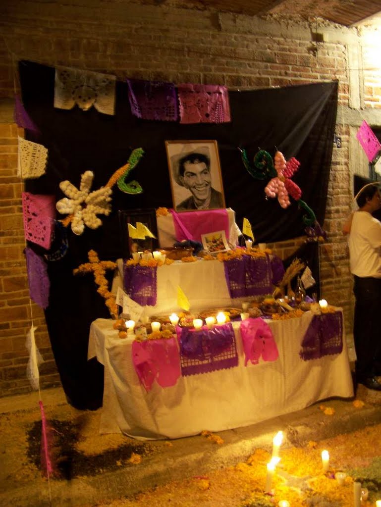 Chapala: Día de los Muertes, 2-11-2010, Altar de "Cantinflas" by Aislander@ymail.com