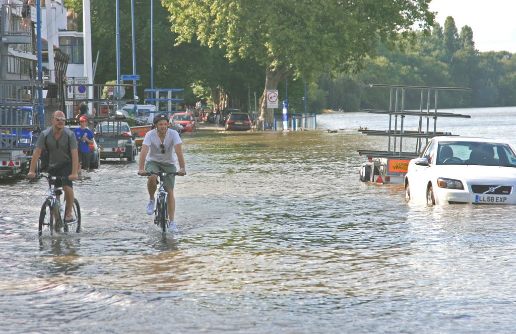 High tide at Putney Embankment by John of Putney