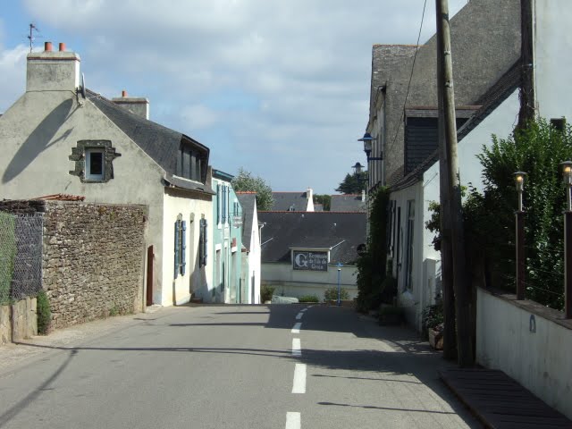 Vue sur l'éco musée de Groix depuis la rue du bourg by lesalizés