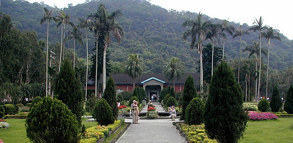 台北 士林官邸公園 背景是 劍潭山 山後是 忠烈祠 by Percy Tai  漆園童