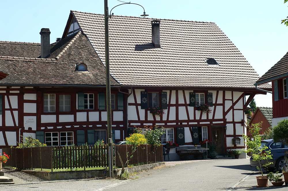 Riegelhaus in Ellikon by Heinz Enz