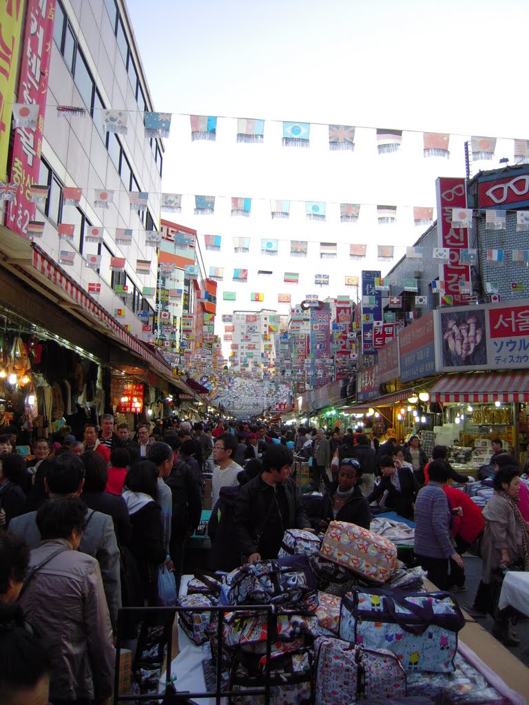 Foule dans une rue du marché Namdaemun by Tatlas