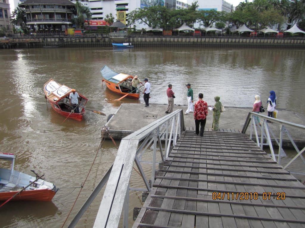 Waiting for bot penambang, Kampung Boyan jetty, Kuching by Din Sham